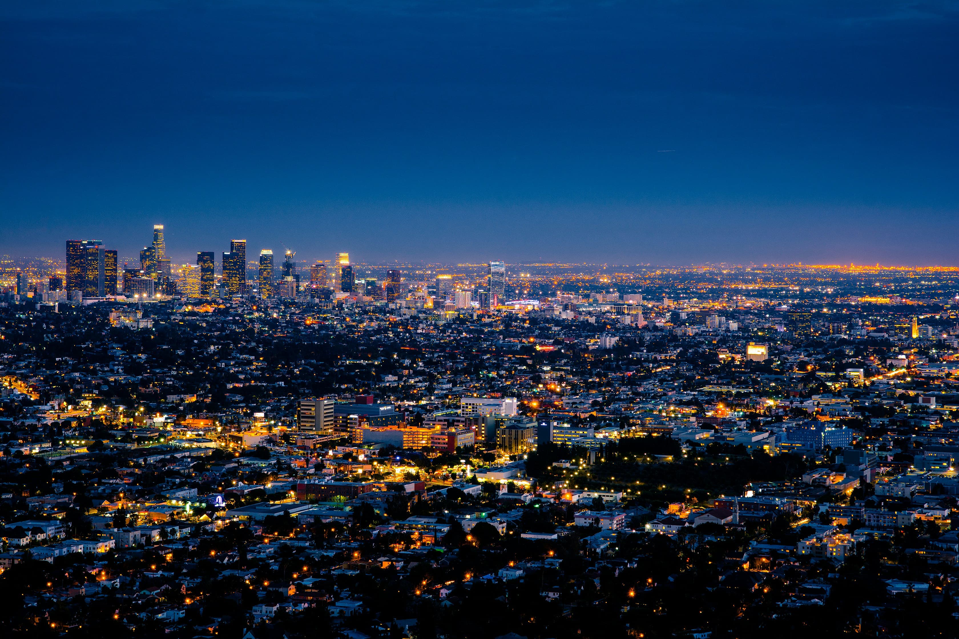 Horizonte del centro de Los Ángeles al atardecer que representa la sede de Mercury Insurance en California