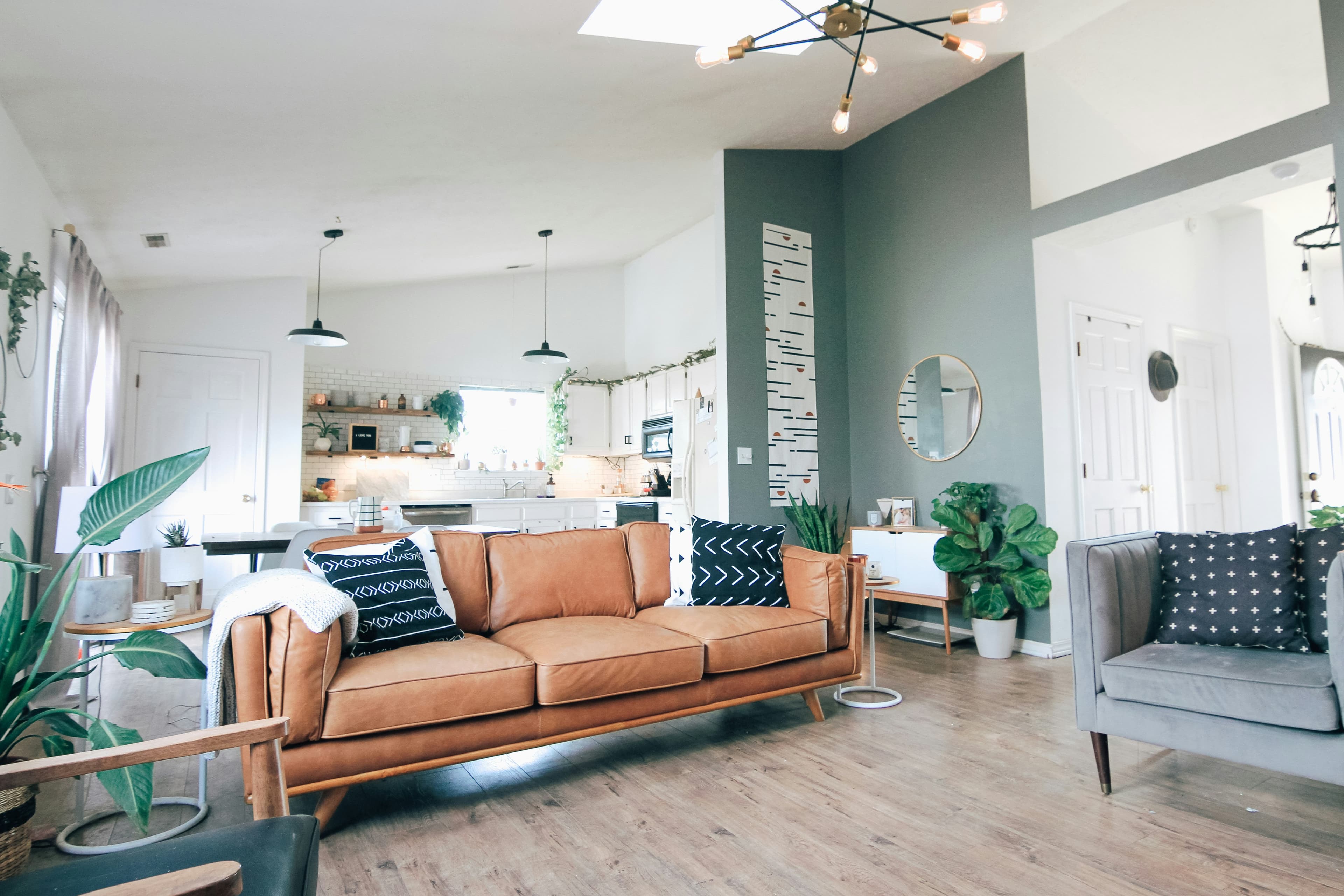 Casa unifamiliar en California que representa el mercado de descuento por agrupación de seguro de hogar y auto.