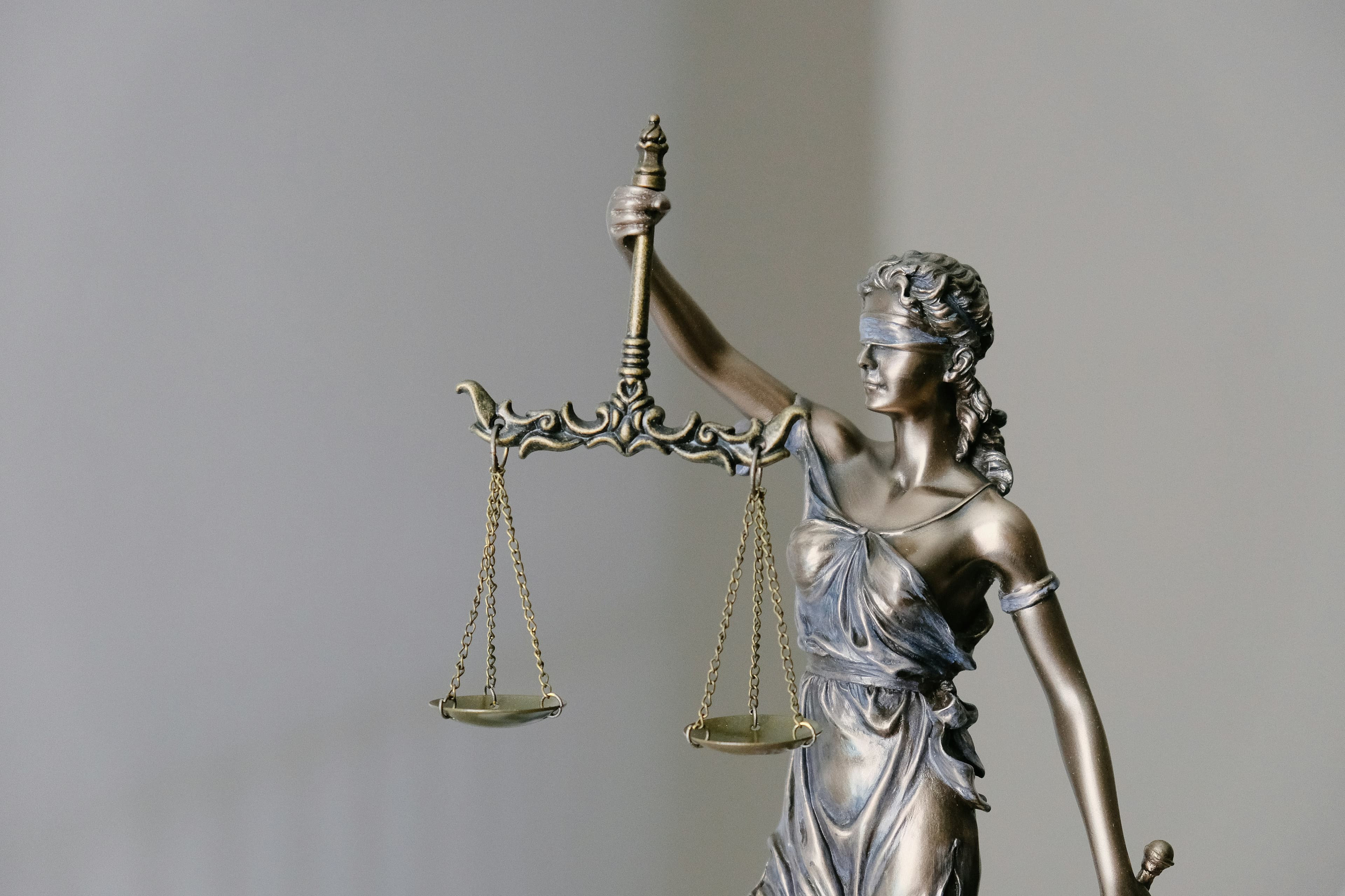 Ilustración de un mazo y un tribunal que representa la acción de cumplimiento regulatorio de California.